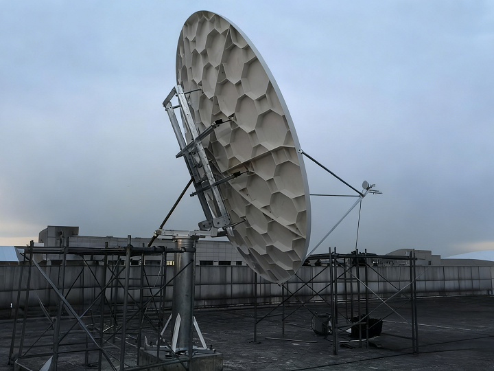 3.8米多波段高性能固定站卫星天线